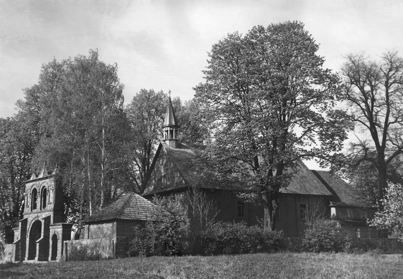 Kościół i brama-dzwonnica od południowego-zachodu, około 1960 roku
