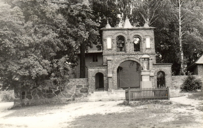 Kapliczka i brama-dzwonnica, około 1975 roku
