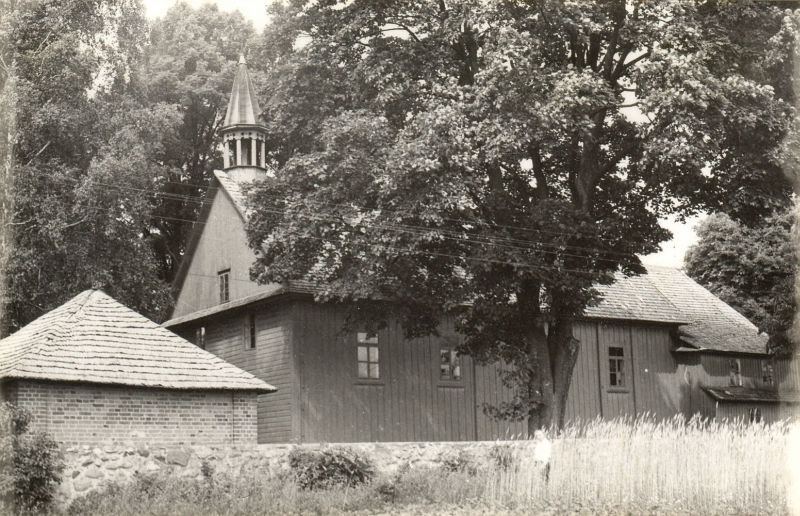 Kościół i kostnica od południowego-zachodu, około 1975 roku

