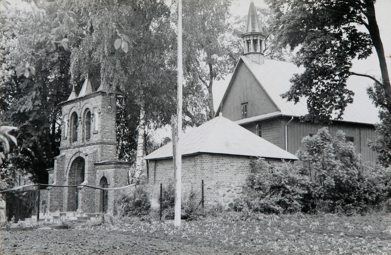 Brama-dzwonnica, kostnica i zachodnia część kościoła po wymianie gontu na blachę, 1977 rok
