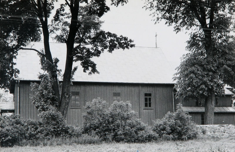 Kościół od południa po wymianie gontu na blachę, 1977 rok
