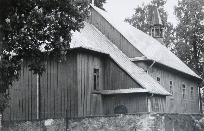 Kościół od północnego-wschodu po wymianie gontu na blachę, 1977 rok
