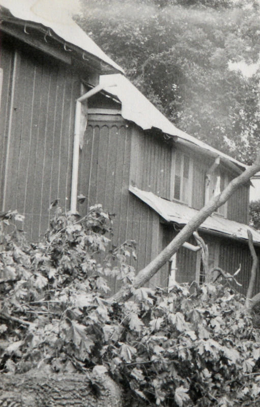 Uszkodzony dach nad galerią po wichurze, 1980 rok
