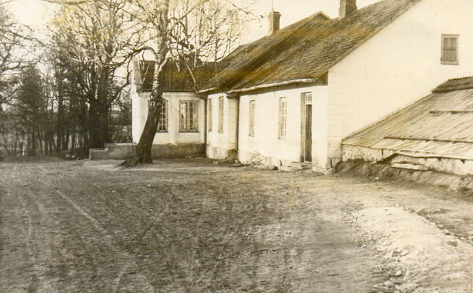 Dwór, przypuszczalnie lata 40-te XX wieku (fotografia ze zbiorów p. Jerzego Świątkowskiego)
