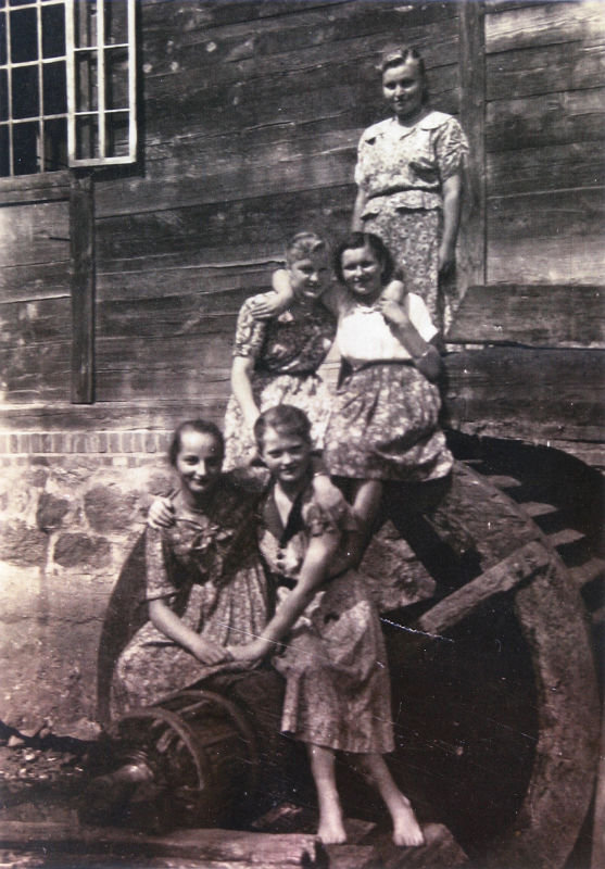 Dziewczęta na kole wodnym młyna z 1898 roku na Piasecznej przy kościele, lata 50-te XX wieku
