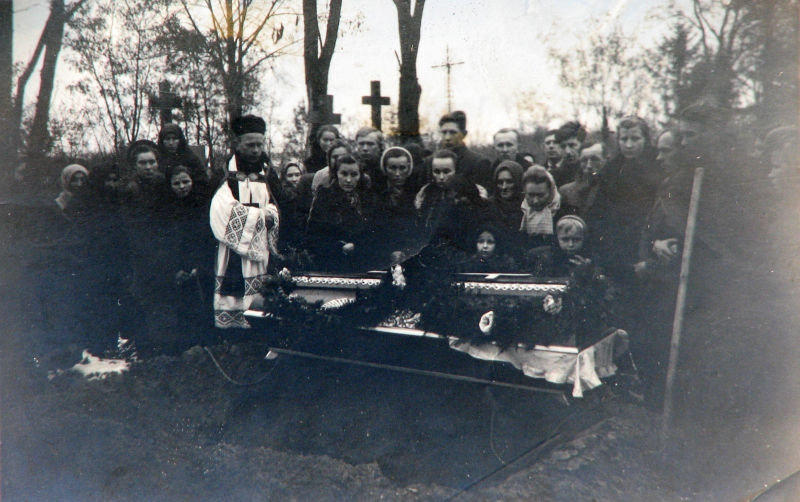 Pogrzeb Konstantego Walczaka z ks. Kazimierzem Grzybowskim, 1943 rok
