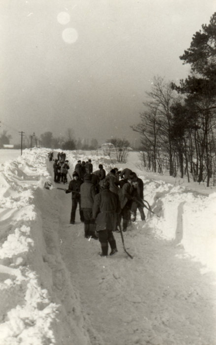 Odśnieżanie drogi do Posiadał podczas zimy stulecia, styczeń lub luty 1979
